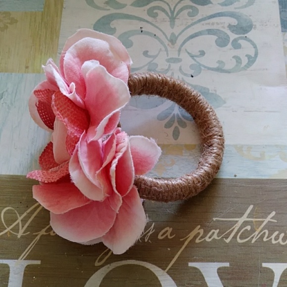 6 Beautiful Handmade Flowered Napkin Rings. - Picture 6 of 7